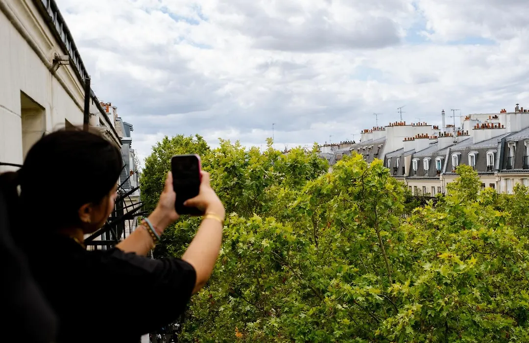 Glint Paris-1